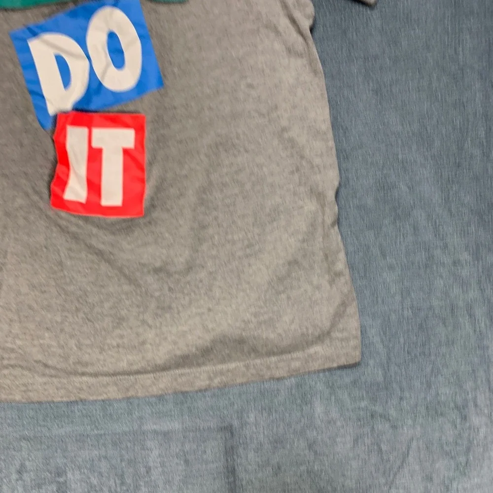 The Nike Tee Shirt Boys Medium Heather Gray Just Do It Graphic Logo Crew Neck